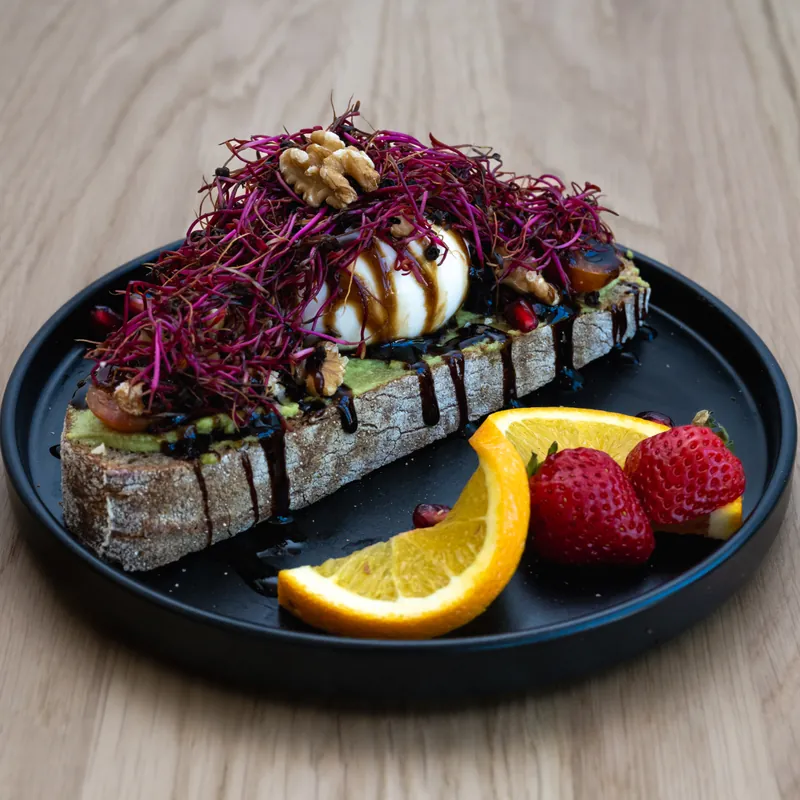 Kahlos-Stulle mit Avocado, Burrata, Walnuss und Rote-Bete-Sprossen