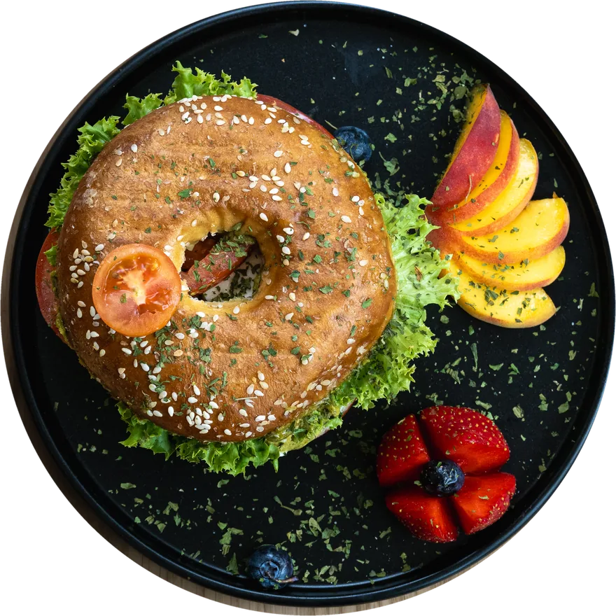 Sesam-Bagel auf schwarzem Teller