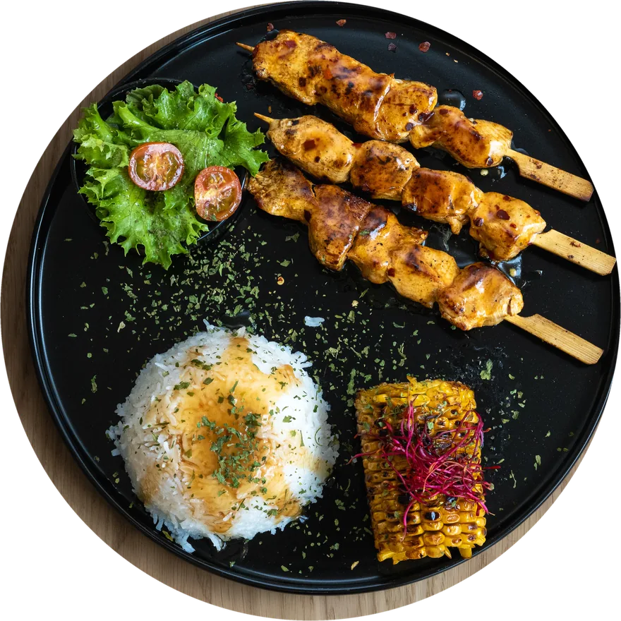Hähnchenspieße mit Reis, Maiskolben und Salat
